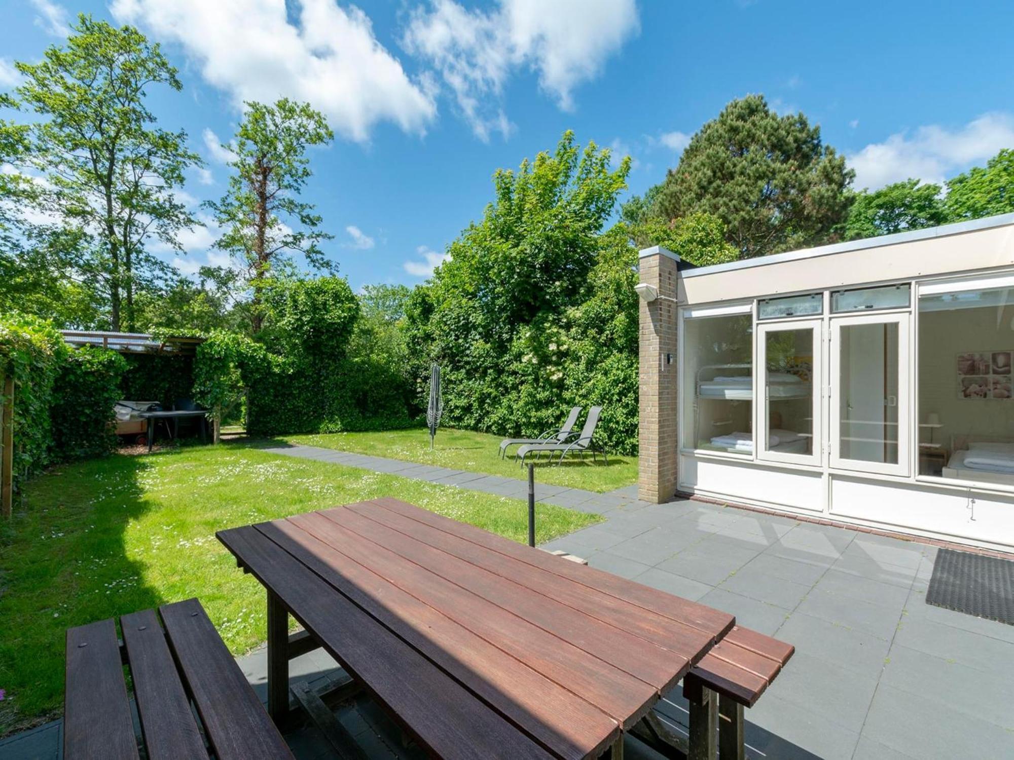 Cozy Bunglow With Patio Sint Maartensvlotbrug Екстер'єр фото